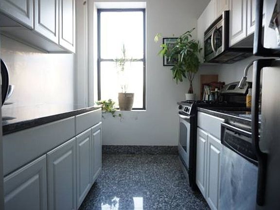 5th image of 941 Washington Ave APT 6d