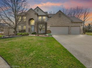 1030 Crestwood Ct, South Lyon, MI