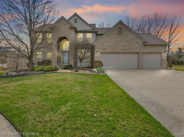 1030 Crestwood Ct, South Lyon, MI 48178