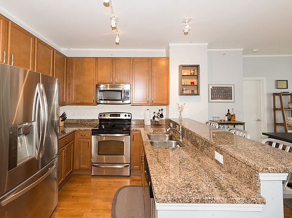3rd image of 1901 S Calumet Ave #1406