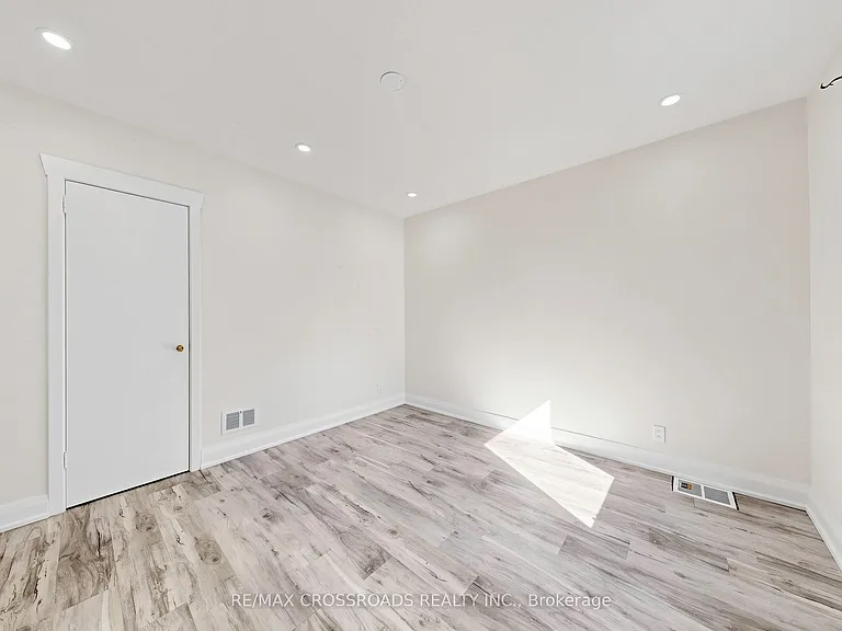 1496 Simcoe St N — Photo 7