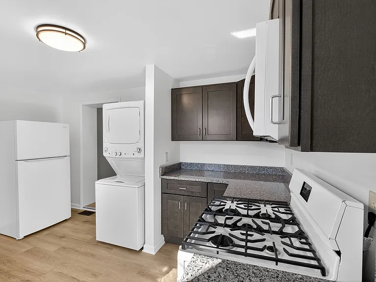 733 Center St — Photo 11