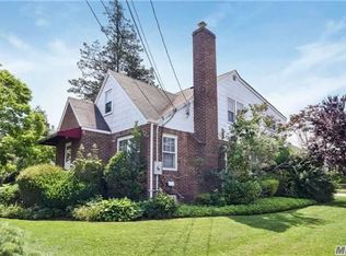 965 Fenworth Blvd, Franklin Square, NY 11010