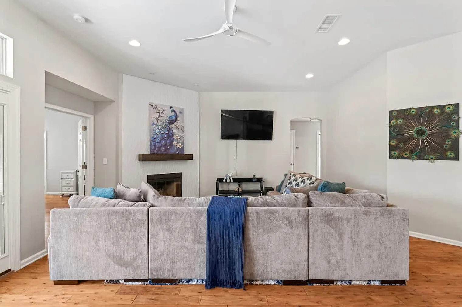 3 bed, 2.0 bath, 2012 sqft, $5,445 — Photo 4