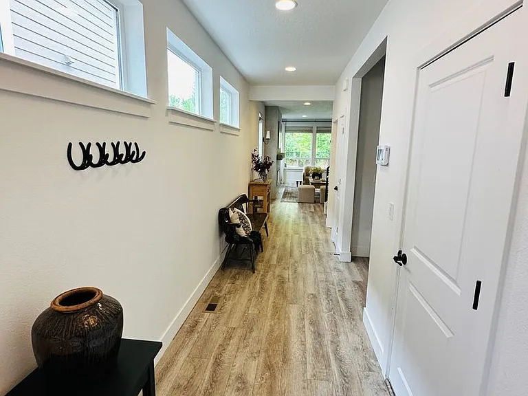 158 S 39th Dr — Photo 4