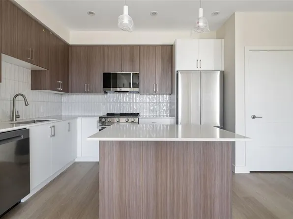 777 Station Ave #211, Langford, BC V9B 2S1