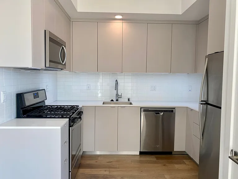 5135 W Adams Blvd #301 — Photo 6