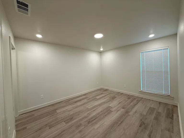 5526 Rice St — Photo 8