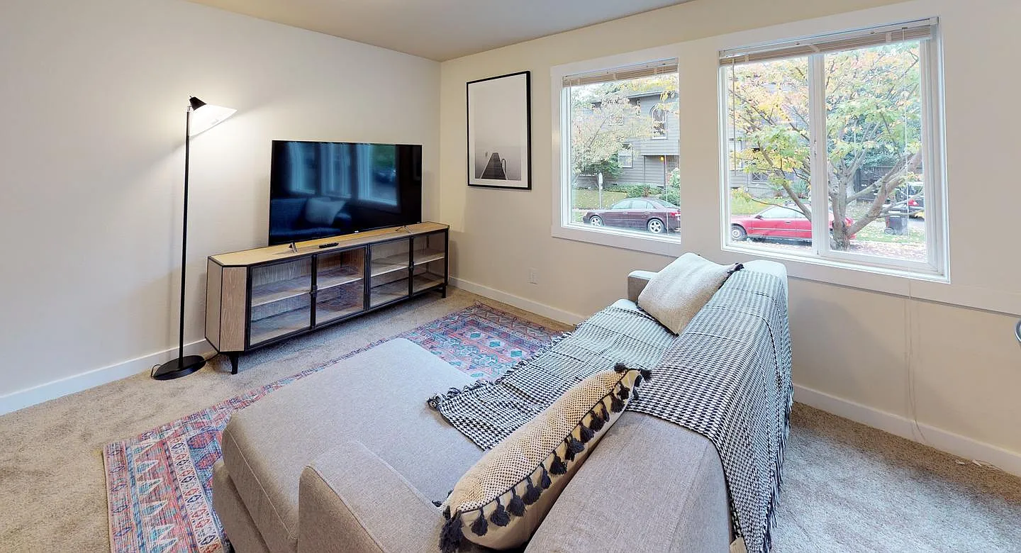 Private Bedroom in Welcoming Capitol Hill Home Near The Light Rail — Photo 2