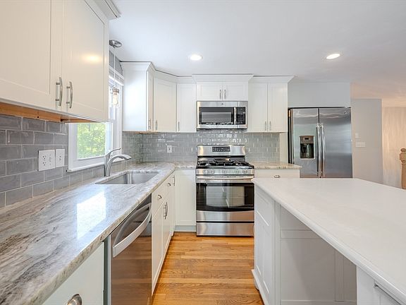3rd image of 49 Parkwood Dr