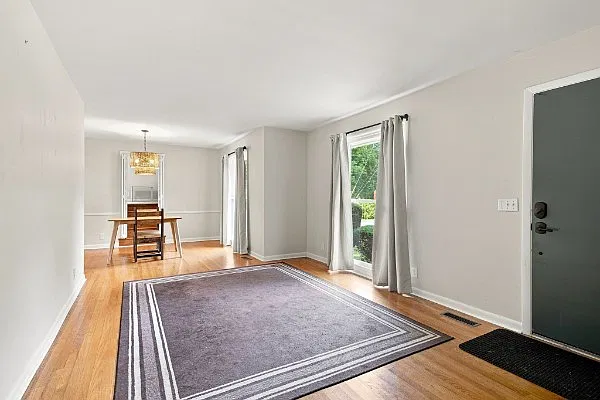 3 bed, 1.5 bath, 1431 sqft, $2,250 — Photo 2