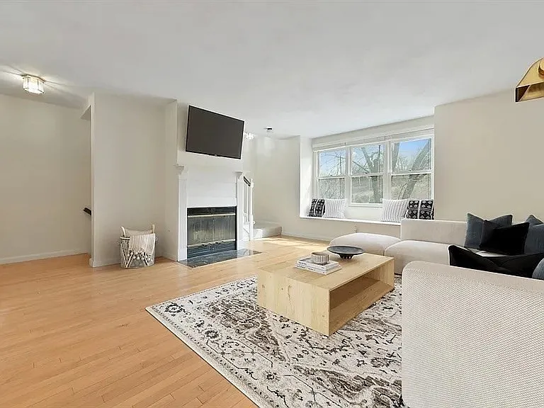 1045 Washington St #2 — Photo 6