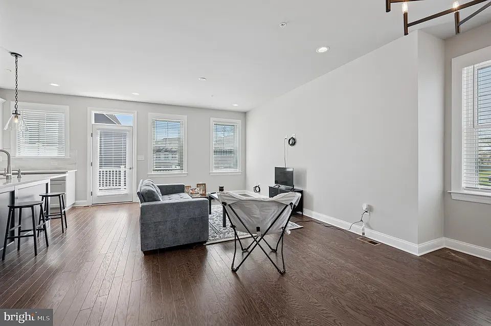 1st image of 212 Foxhedge Rd