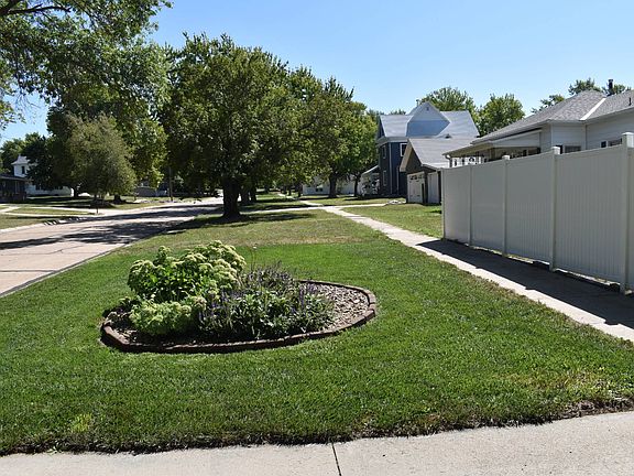 3rd image of 915 Olive Ave