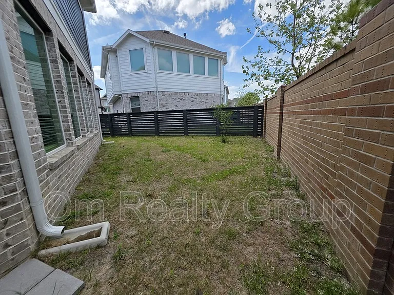 18710 Colorado River Ln — Photo 33