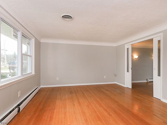 4th image of 806 S Lake St S
