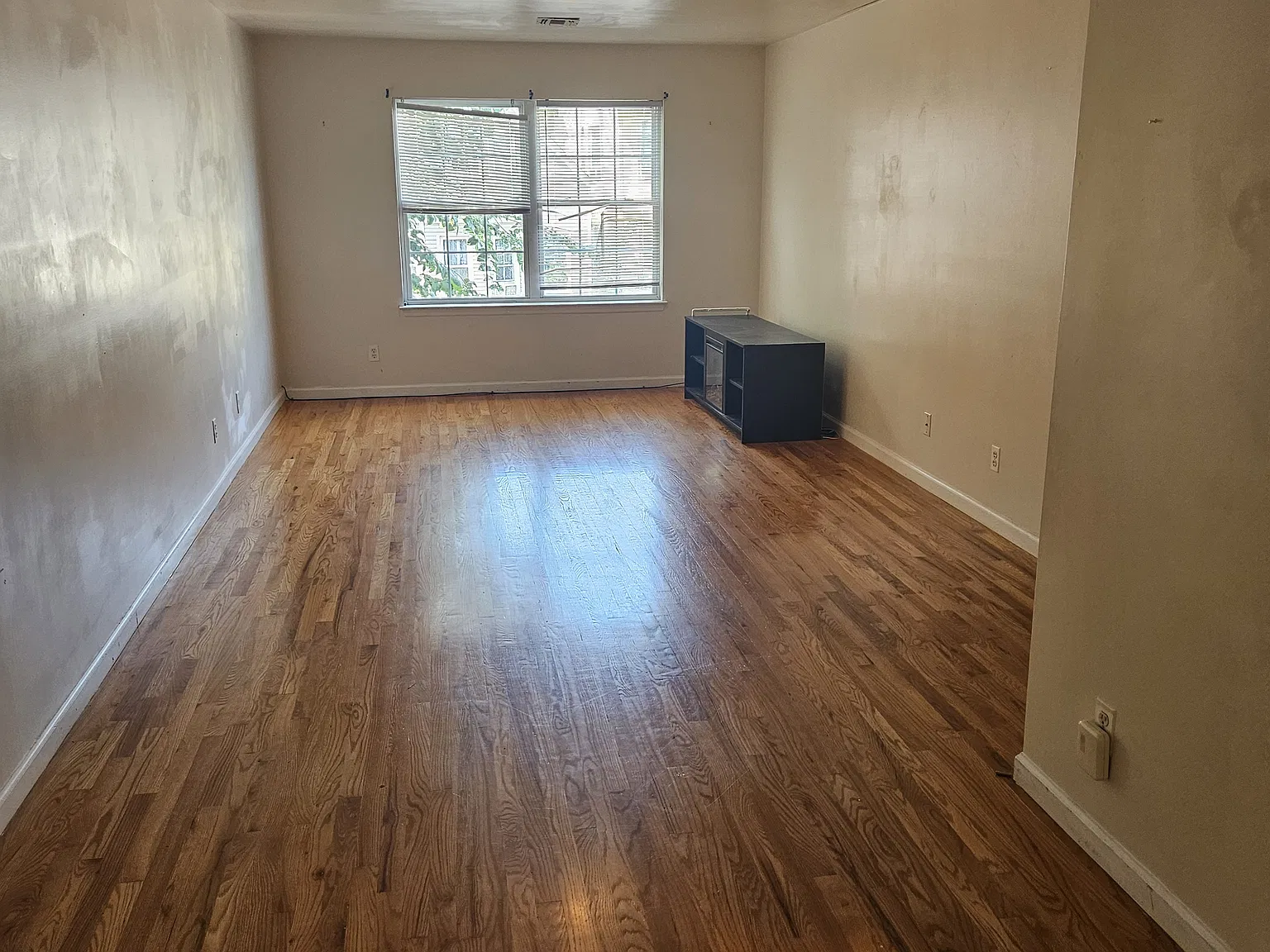 3 bed, 1000 sqft, $2,400 — Photo 3