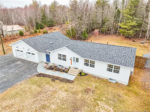 25 Tanya Ave, Douglas, NB E3G 8A5