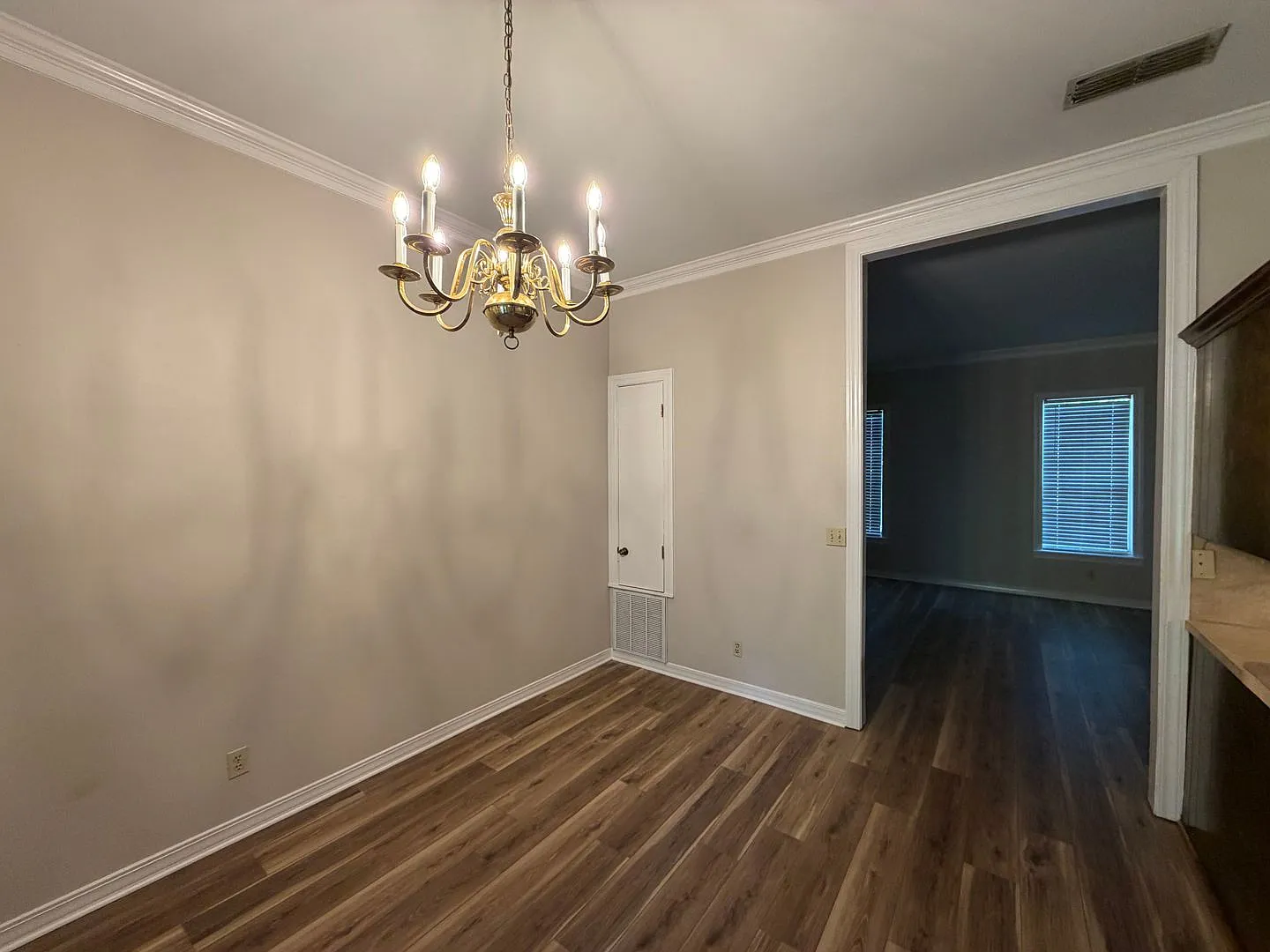Two Story 2 bedroom, 2 bathroom home in South Highland — Photo 2