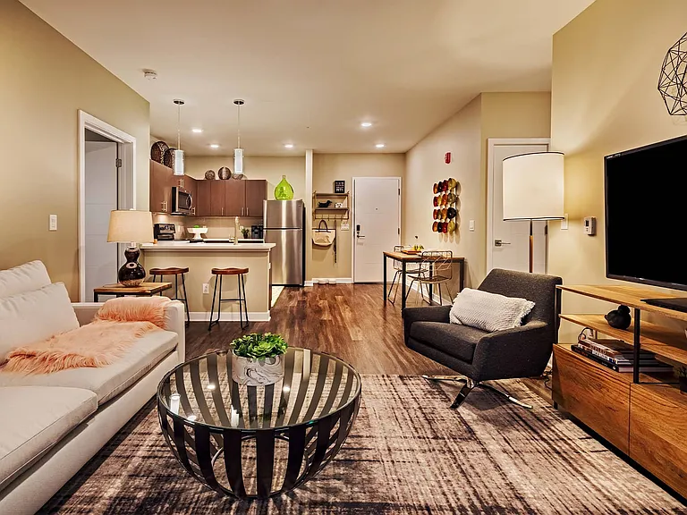 Cosmopolitan Apartments — Photo 7