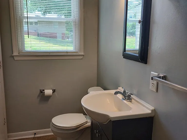 813 Hillwood Ave — Photo 4