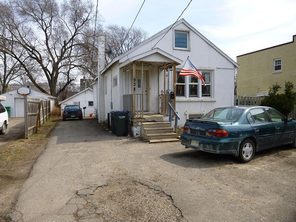 2nd image of 938 1/2 3rd Ave SE