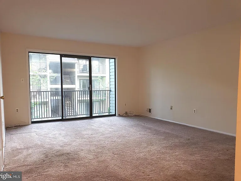 8 Joyner Ct — Photo 3