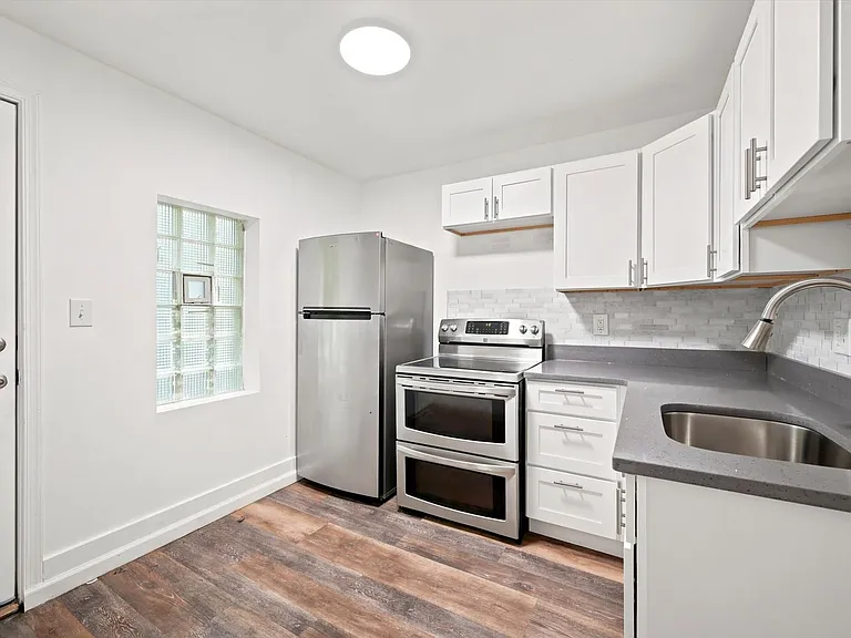 484 E Penn St — Photo 12