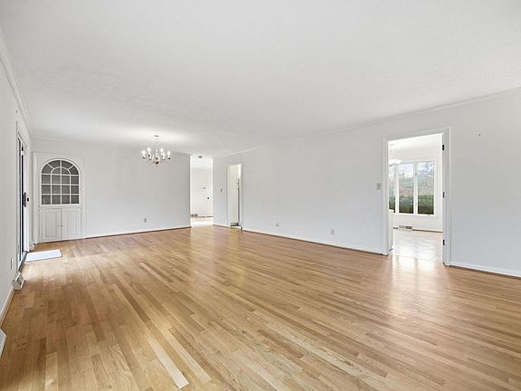 23rd image of 2044 Manor Dr