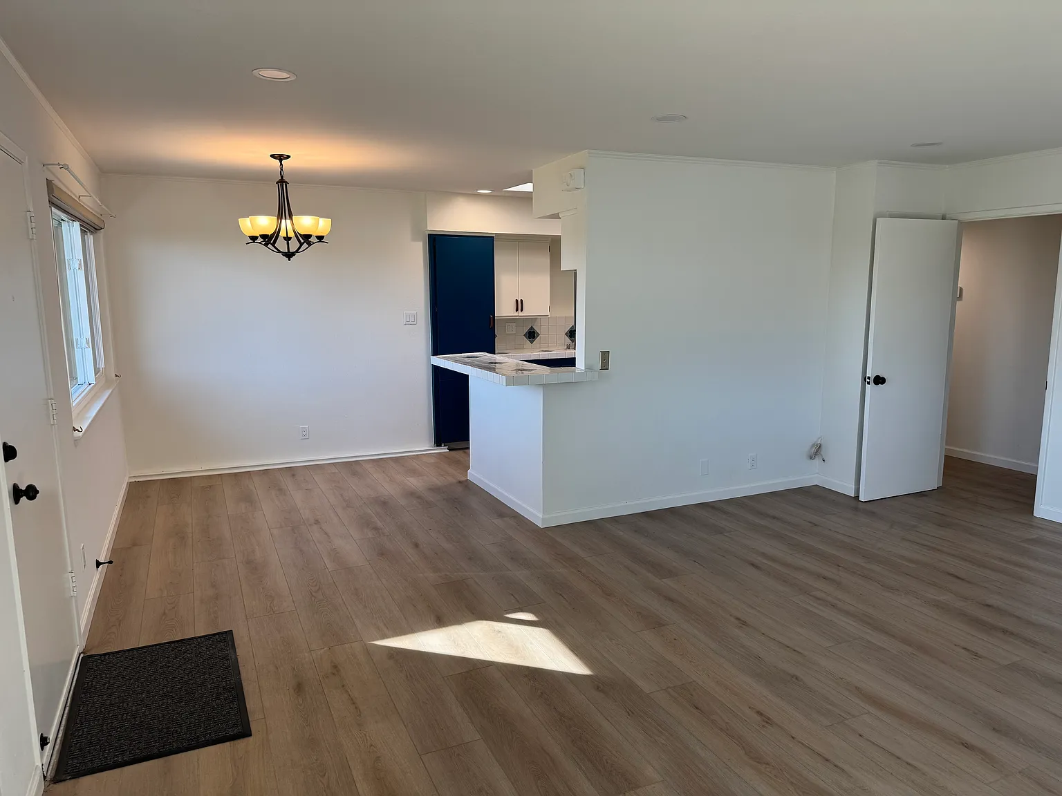 2 bed, 899 sqft, $4,500 — Photo 2