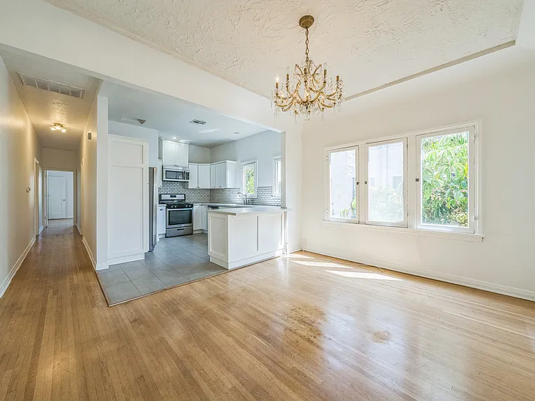 350 1/2 N Sierra Bonita Ave — Photo 1