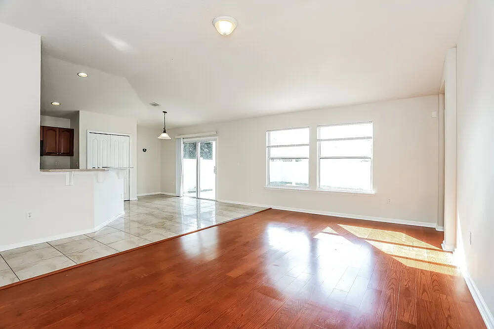 4 bed, 2.0 bath, 1988 sqft, $2,135 — Photo 3