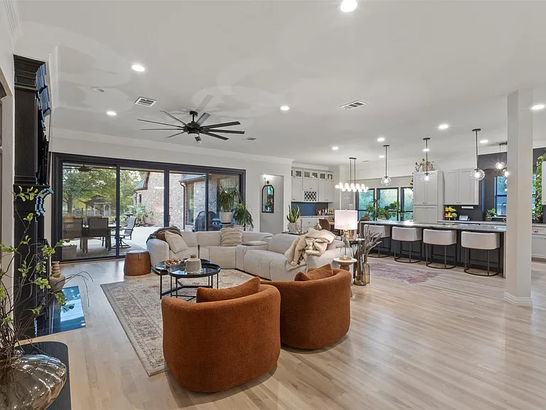 1504 Brook Ln — Photo 5