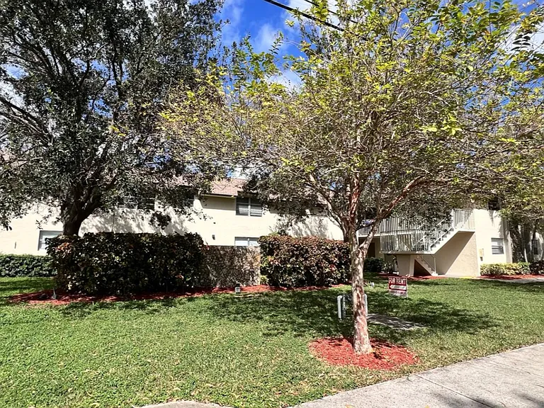 Lakeview Apartments - 5911 SW 41 St — Photo 13