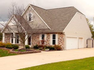 64 Hickory Dr, Cedar Grove, WI 53013