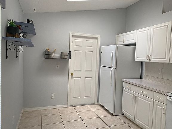 3rd image of 1705 Primrose Ct