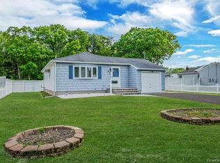 34 Stewart St, Bay Shore, NY 11706