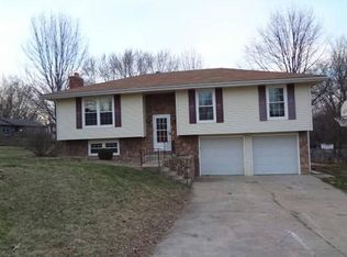 416 Oakbrook Dr, Lansing, KS 66043