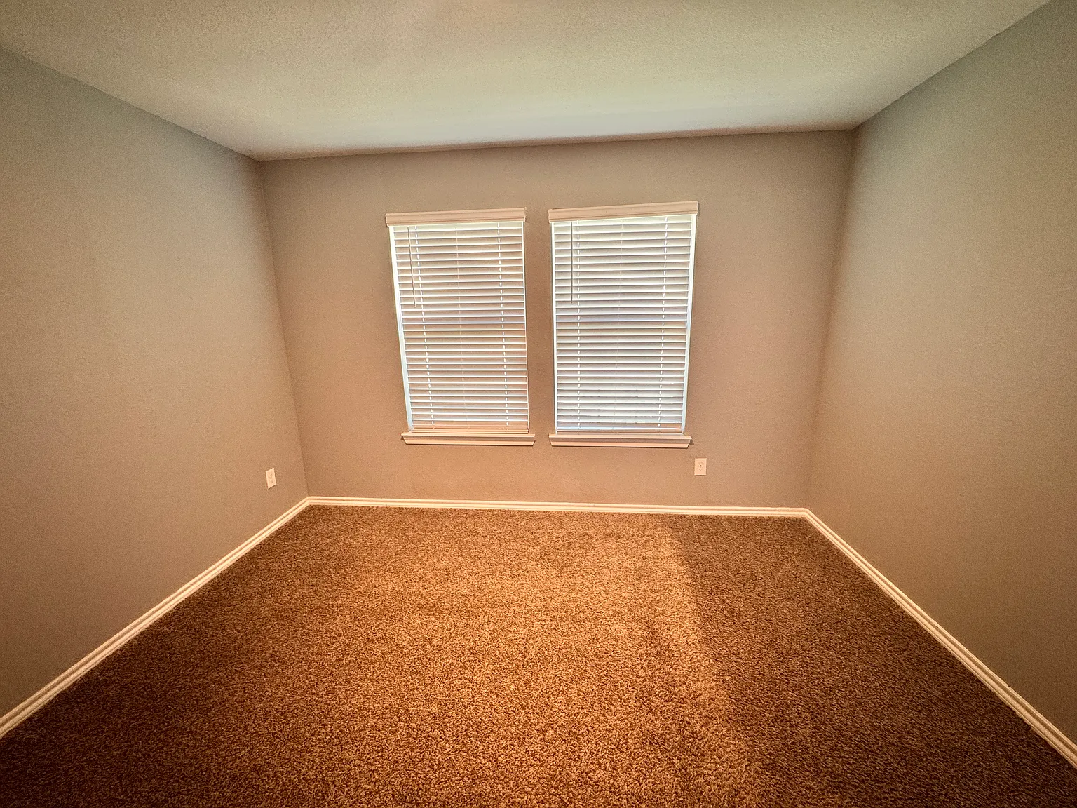 4 bed, 1924 sqft, $2,249 — Photo 3