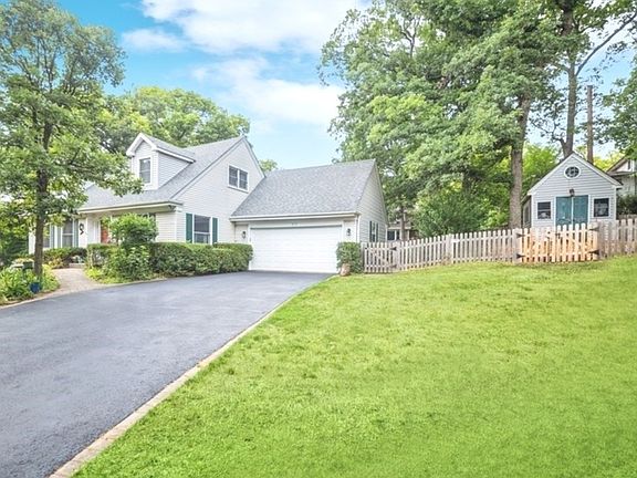 2nd image of 615 Hawthorne Ct