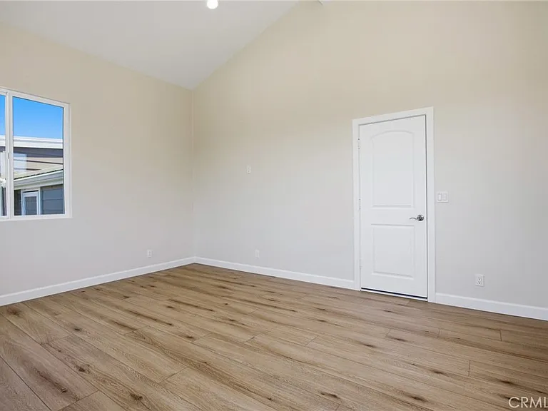 1840 Temple Hills Dr — Photo 31