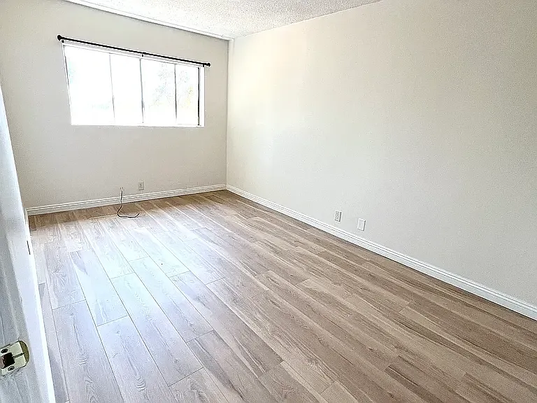 889 N Laurel Ave #10 — Photo 5
