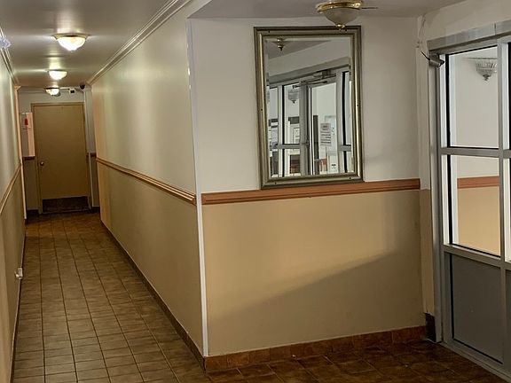 3rd image of 5920 N Kenmore Ave APT 410