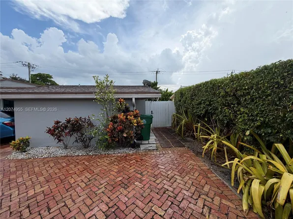6830 SW 8th St, Pembroke Pines, FL 33023