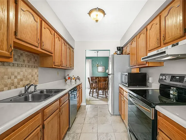 208 Meadowview Dr — Photo 5