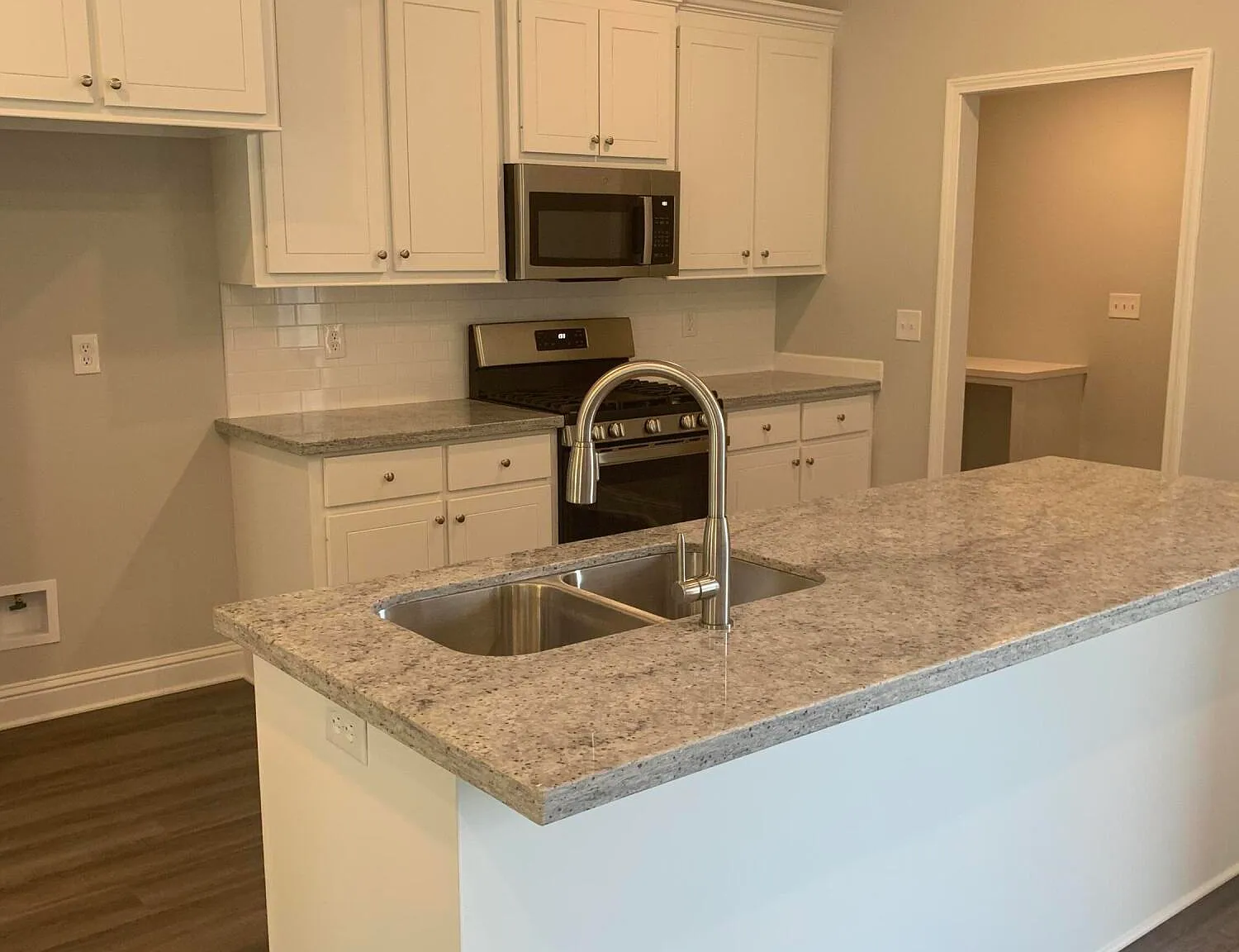3 bed, 2.0 bath, 1810 sqft, $2,400 — Photo 4