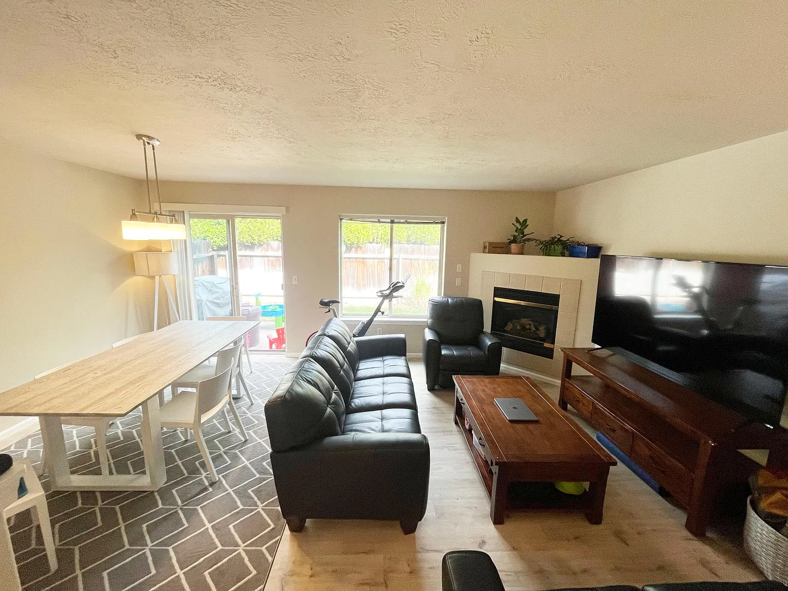 2 bed, 1.5 bath, 1184 sqft, $1,895 — Photo 3