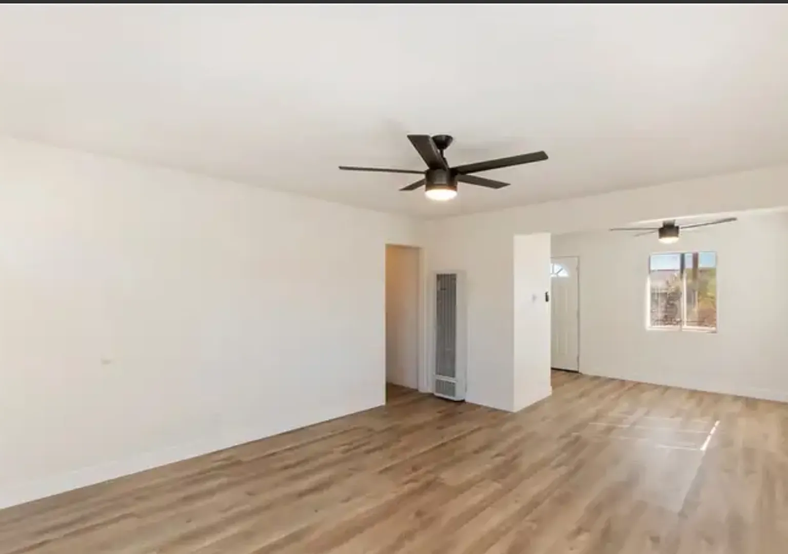 Stylish & Spacious: Newly Renovated 3 Bedroom Home with Large Backyard and Modern Amenities. — Photo 2