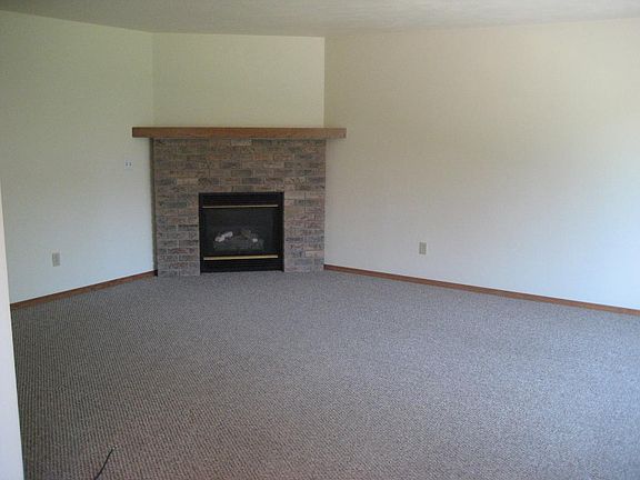 Nice comfy Living room overlooking parklike backyard
