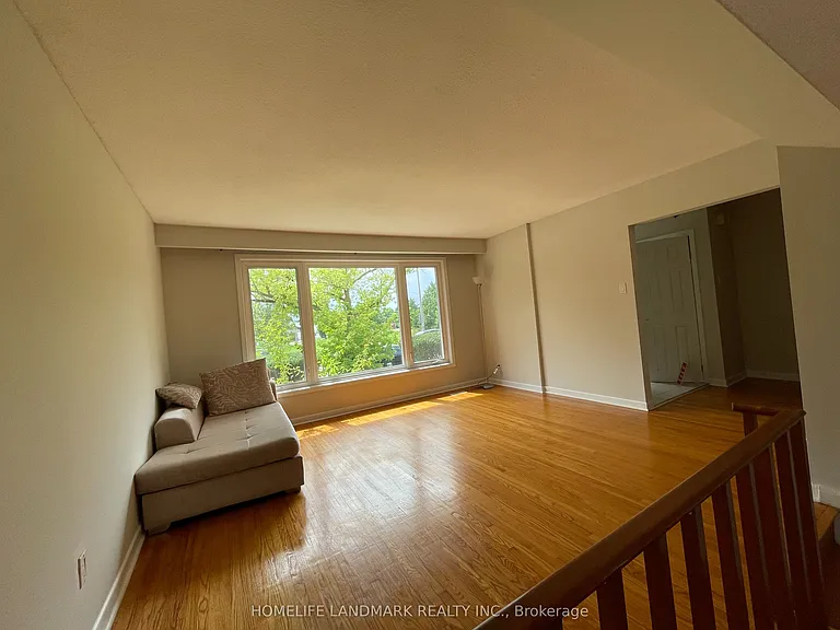1245 Shamir Cres — Photo 4